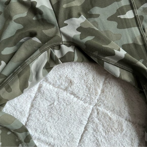 Victoria's Secret PINK | Green Camo Ultimate high waist leggings | Size Small - Picture 8 of 14